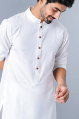 safed suti kurta